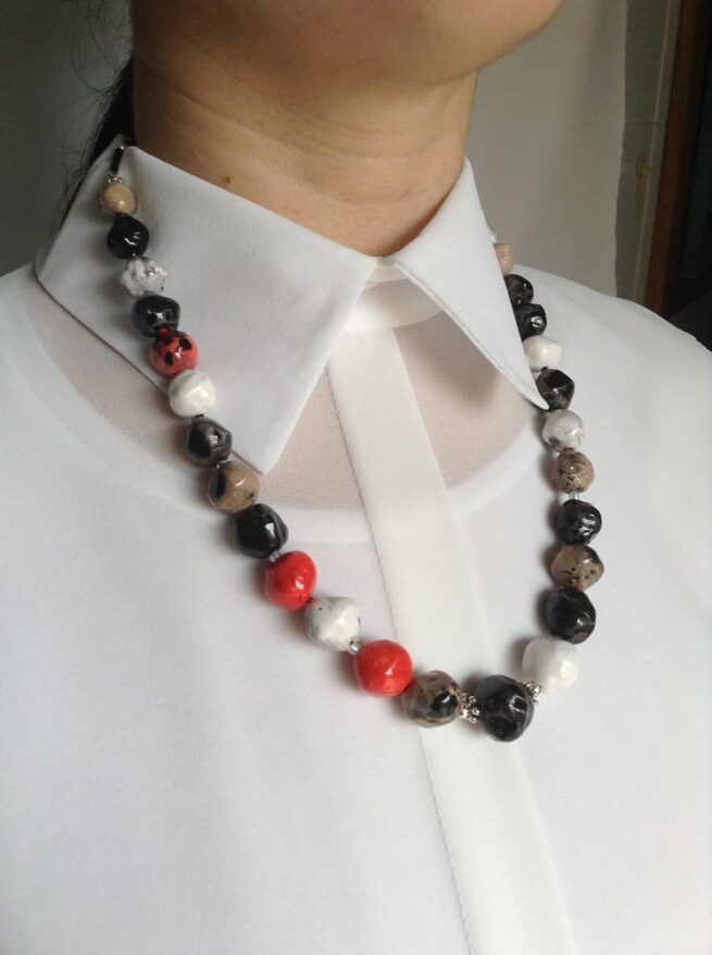 collana bianca nera rossa ceramica nome Milan Style indossata