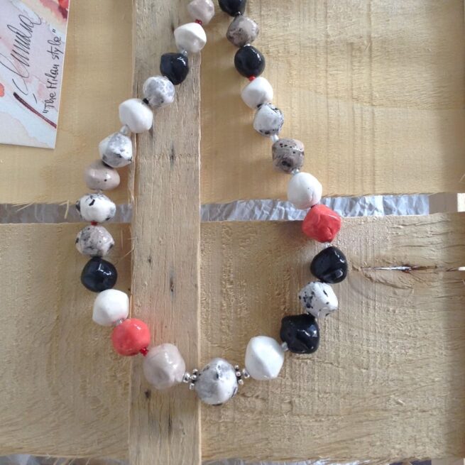 collana bianca nera rossa ceramica nome Milan Style particolare sfondo legno