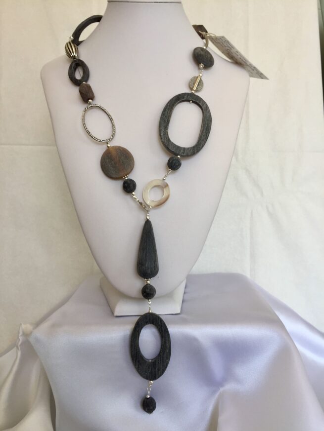collana corno grigio naturale satinato chiamata Frida allacciata più corta