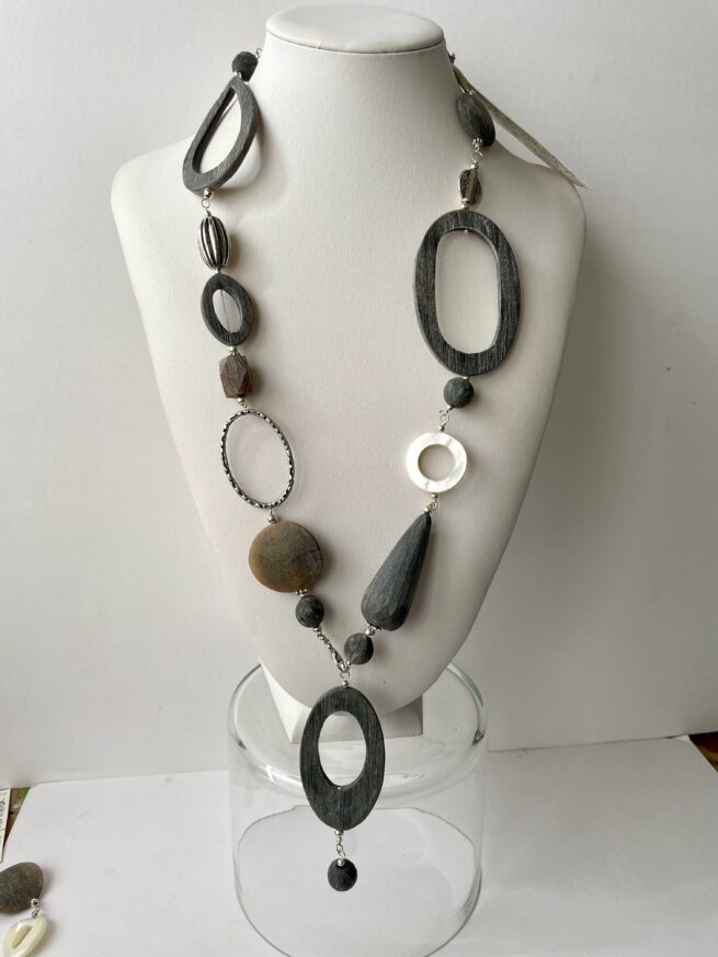 collana corno grigio satinato naturale chiamata Frida busto frontale