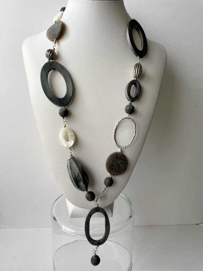 Collana FRIDA lunga in corno grigio naturale - immagine 5