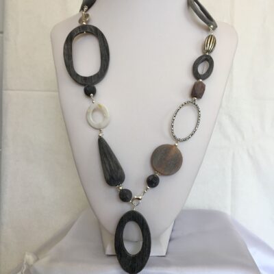 collana corno grigio naturale satinato chiamata Frida busto fronte foto principale