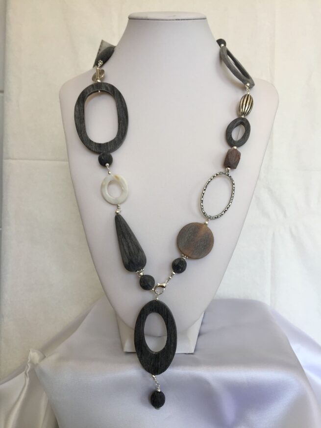 collana corno grigio naturale satinato chiamata Frida busto fronte foto principale