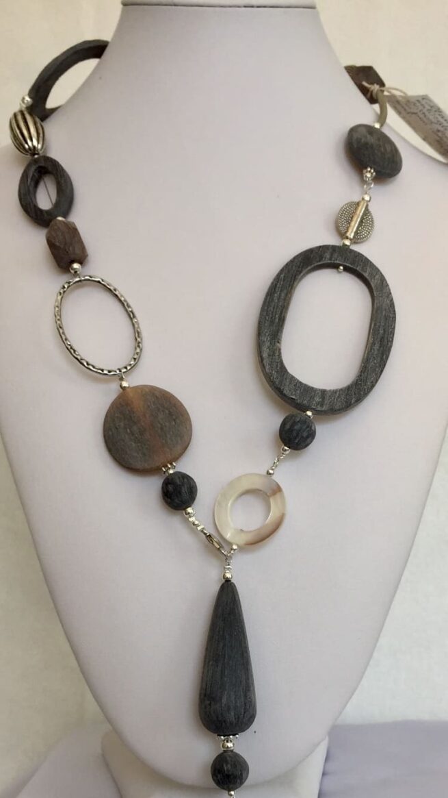 collana corno grigio naturale satinato chiamata Frida particolare