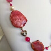 collana rosa-rossa agata perle nome Jaipur particolare lato sinistro