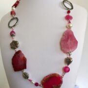 collana rosa-rossa agata perle nome Jaipur busto frontale