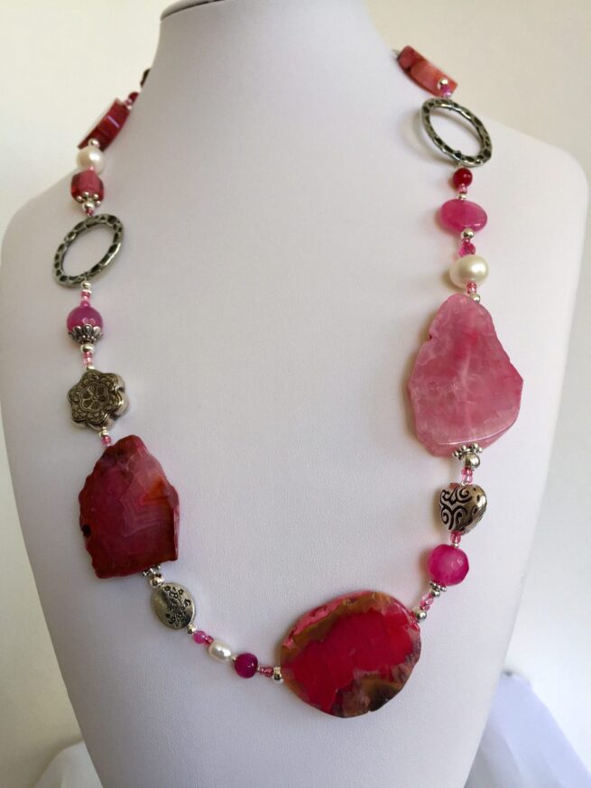collana rosa-rossa agata perle nome Jaipur busto frontale