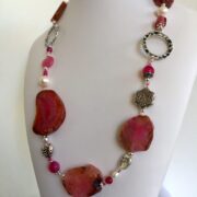 collana rosa-rossa agata perle nome Jaipur busto lato destro