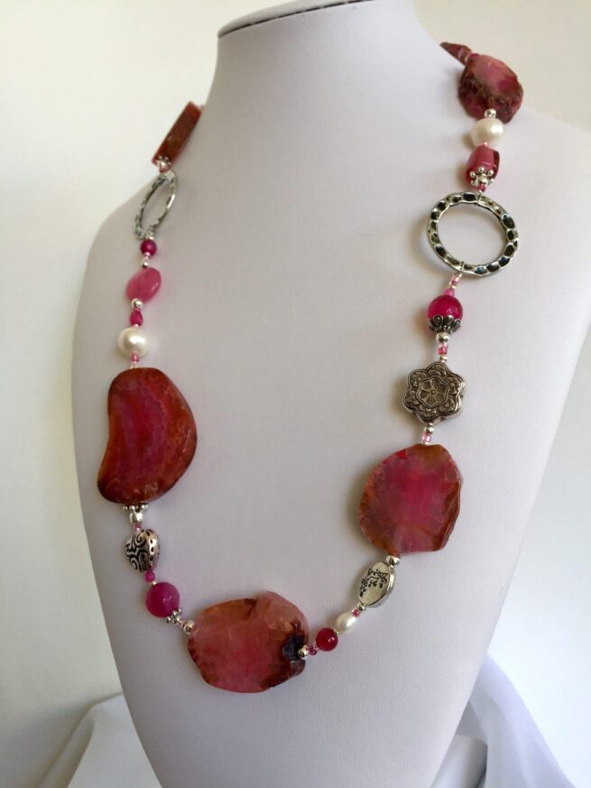 collana rosa-rossa agata perle nome Jaipur busto lato destro