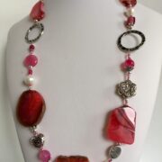 collana rosa-rossa agata perle nome Jaipur busto lato destro