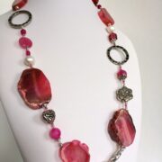 collana rosa-rossa agata perle nome Jaipur busto lato sinistro