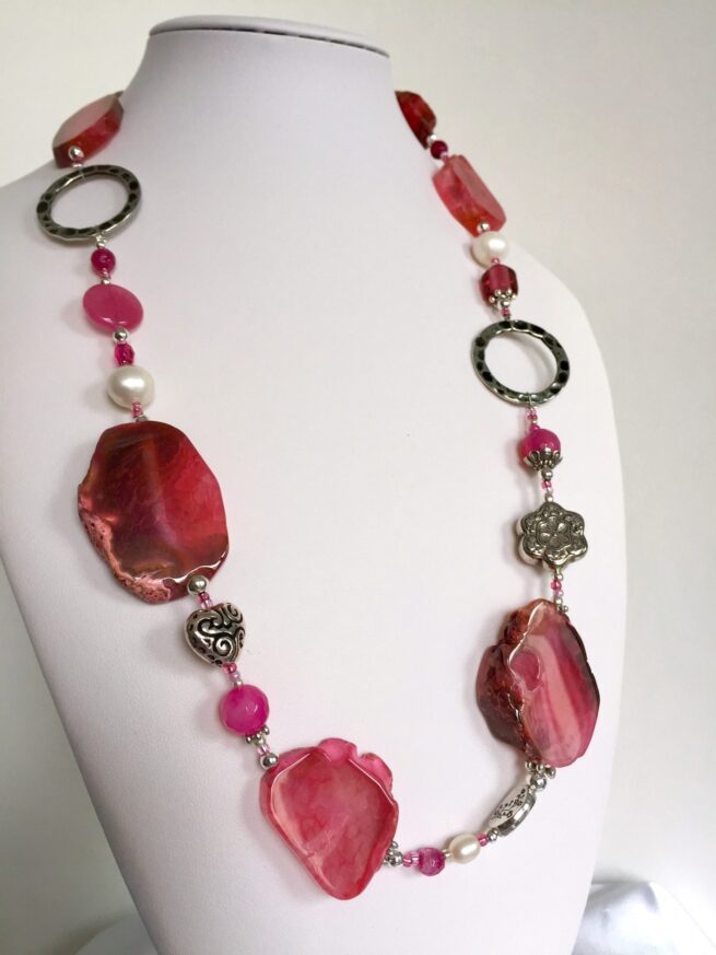 collana rosa-rossa agata perle nome Jaipur busto lato sinistro
