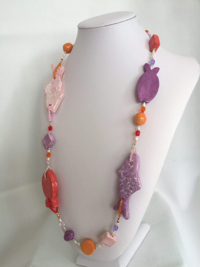 collana rossa viola pesci ceramica nome Martinica busto lato destro