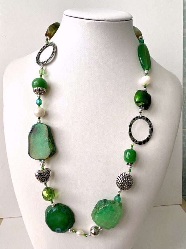 collana verde agata chiamata Irlanda busto frontale