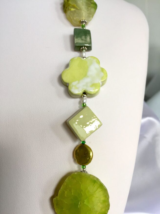 collana verde lime pietre ceramica nome Amalfi particolare lato destro