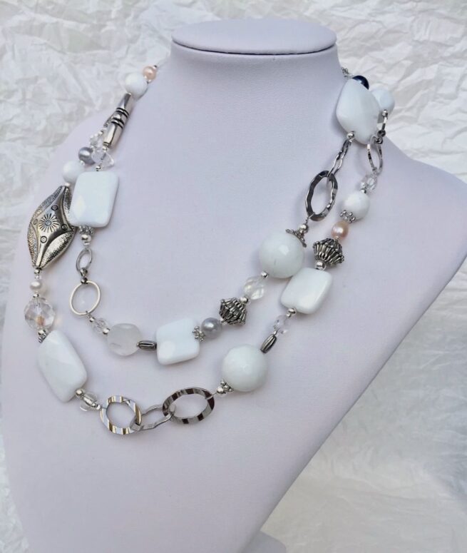 collana bianca lunga agata perle cristalli nome Fiocco di neve busto doppia lato destro