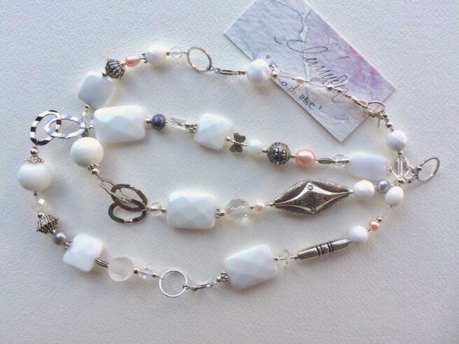 collana bianca lunga agata perle cristalli nome Fiocco di neve distesa sfondo bianco