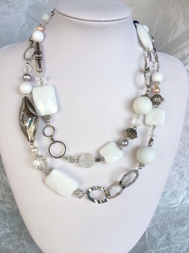 collana bianca lunga agata perle cristalli nome Fiocco di neve busto doppia fronte foto principale