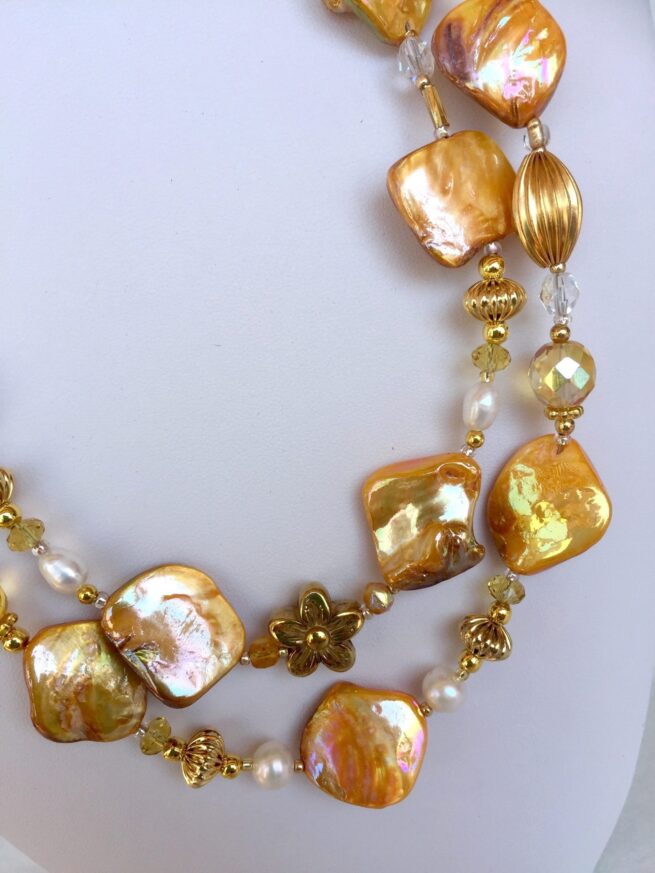 collana color giallo oro madreperla due fili di nome Luminosa Oro grande particolare centrale