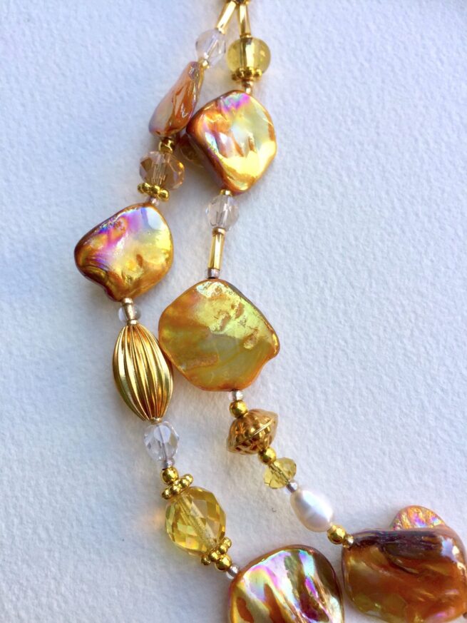 collana madreperla color giallo oro di nome Luminosa Oro particolare lato sinistro