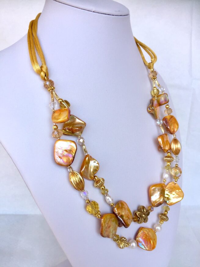 collana color giallo oro madreperla due fili di nome Luminosa Oro su busto lato sx