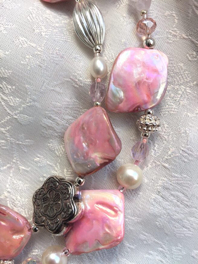 collana rosa madreperla due fili di nome Luminosa Rosa perle particolare lato destro