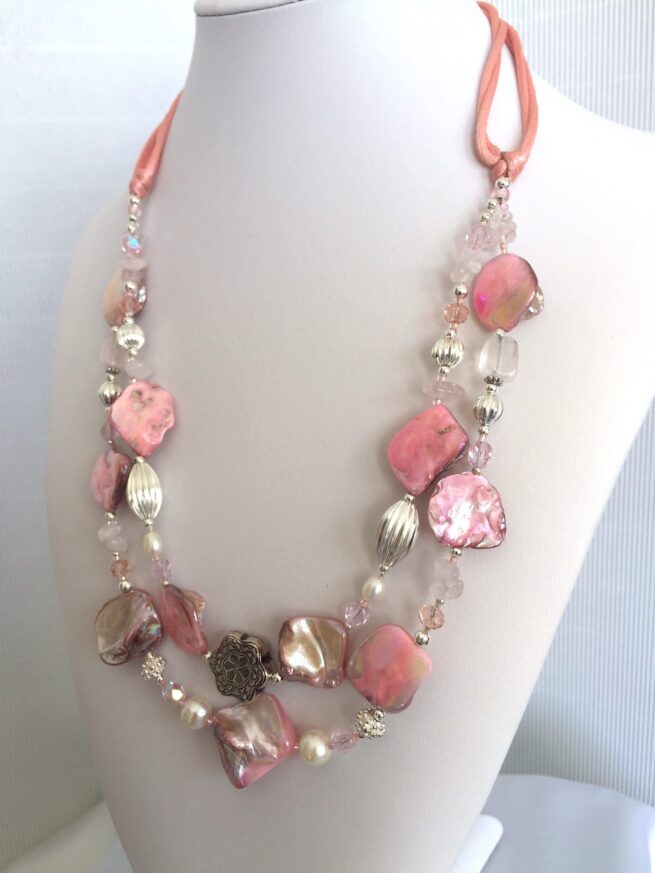collana rosa madreperla due fili di nome Luminosa Rosa quarzo rosa perle busto vista laterale destro