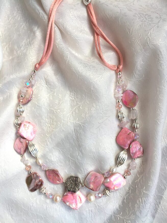Collana Luminosa Rosa in madreperla e quarzo rosa - immagine 4