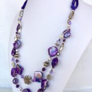 collana viola madreperla due fili di nome Luminosa Viola busto lato dx