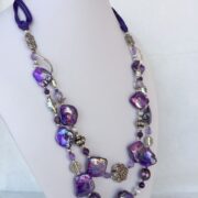 collana viola madreperla due fili di nome Luminosa Viola busto lato sx