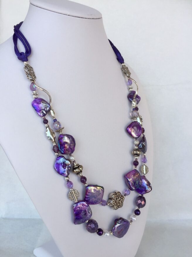 collana viola madreperla due fili di nome Luminosa Viola busto lato sx