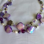 collana viola madreperla due fili di nome Luminosa Viola distesa particolare centrale