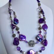 collana viola madreperla due fili di nome Luminosa Viola busto lato sx primo piano