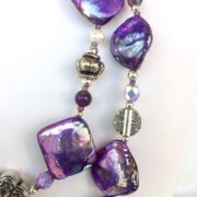 collana viola madreperla due fili di nome Luminosa Viola particolare molto ingrandito