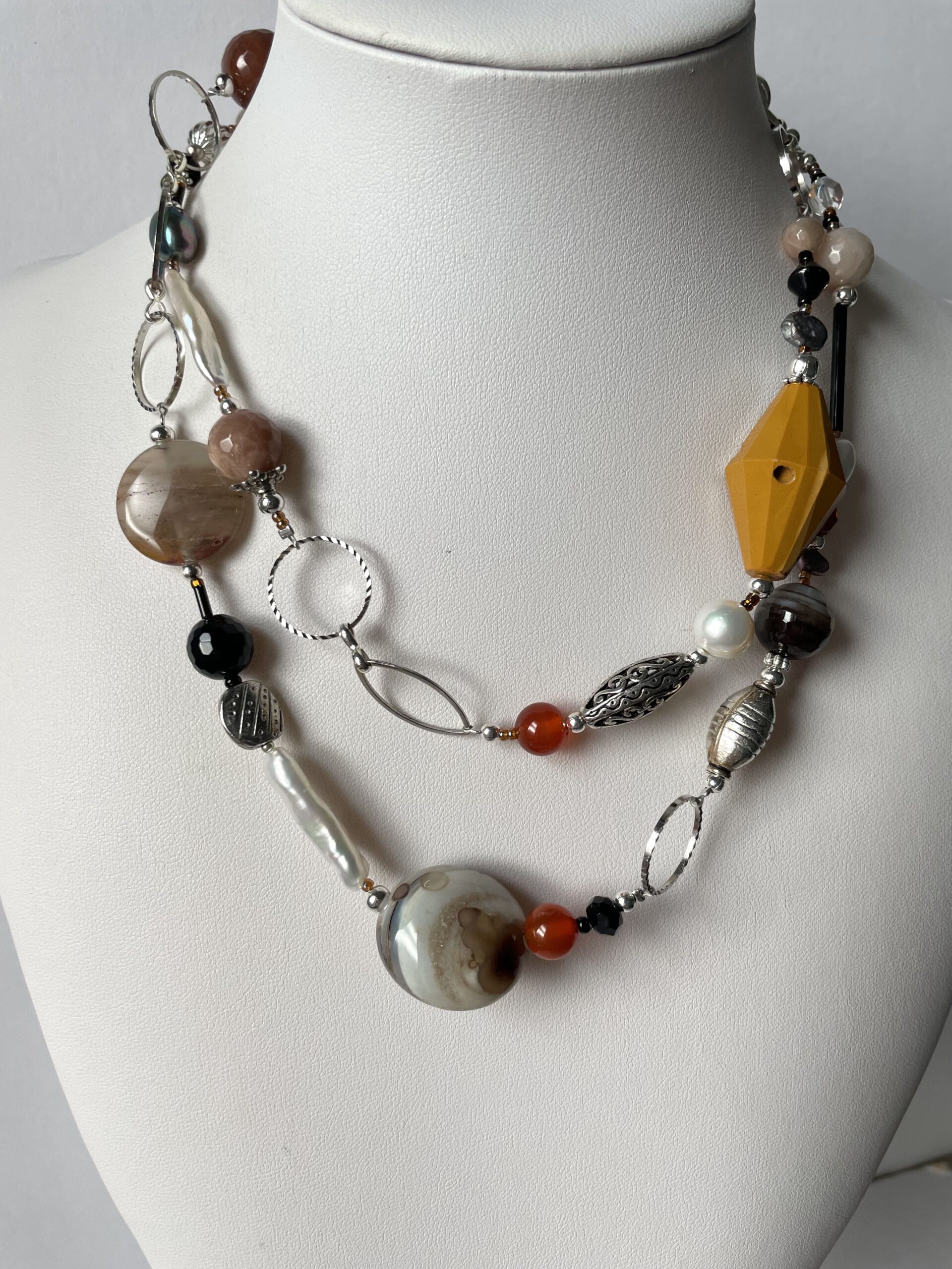 collana lunga in pietre di vari colori di nome Bretagna doppia frontale