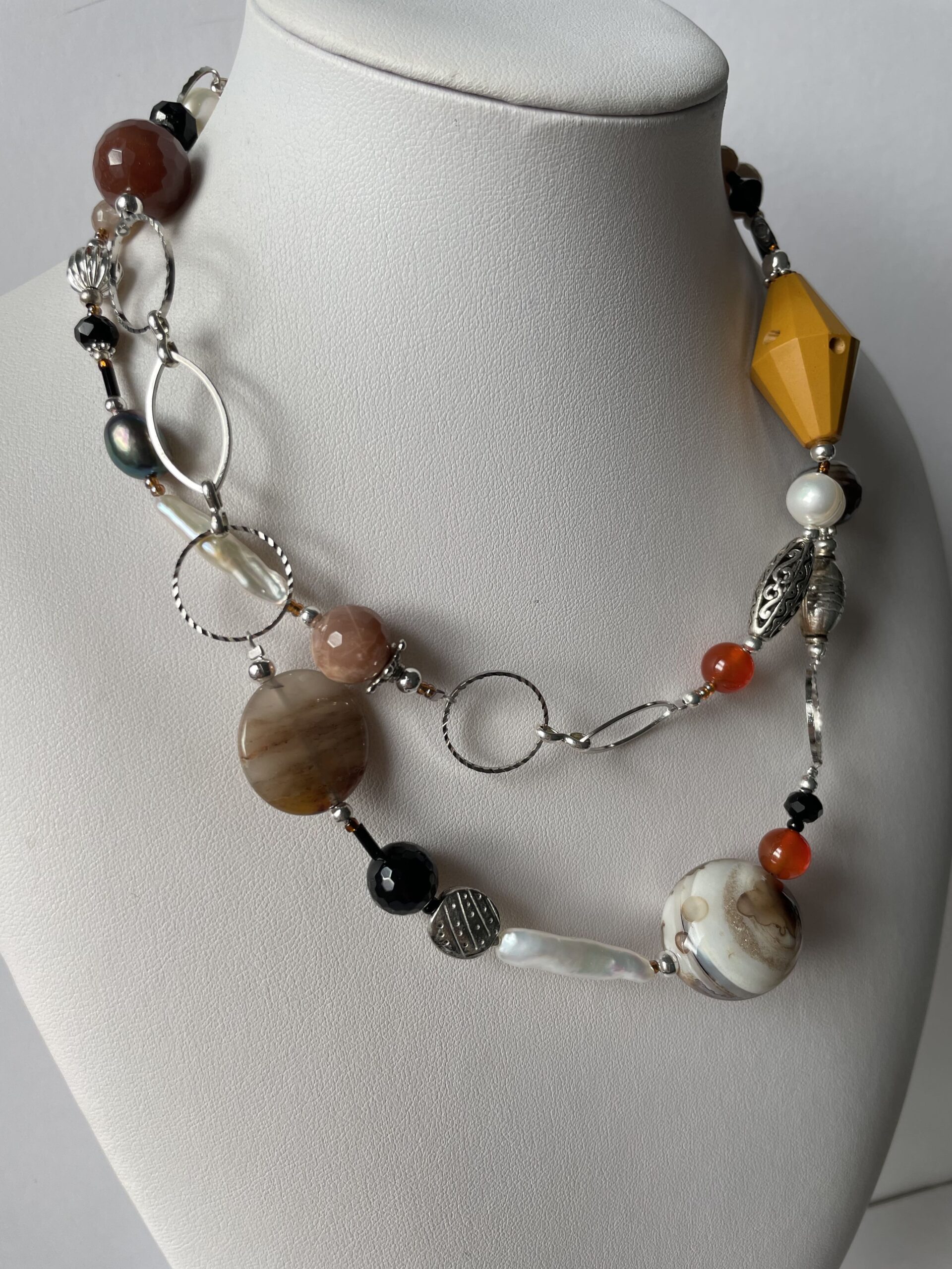 collana lunga in pietre di vari colori di nome Bretagna profilo sinistro