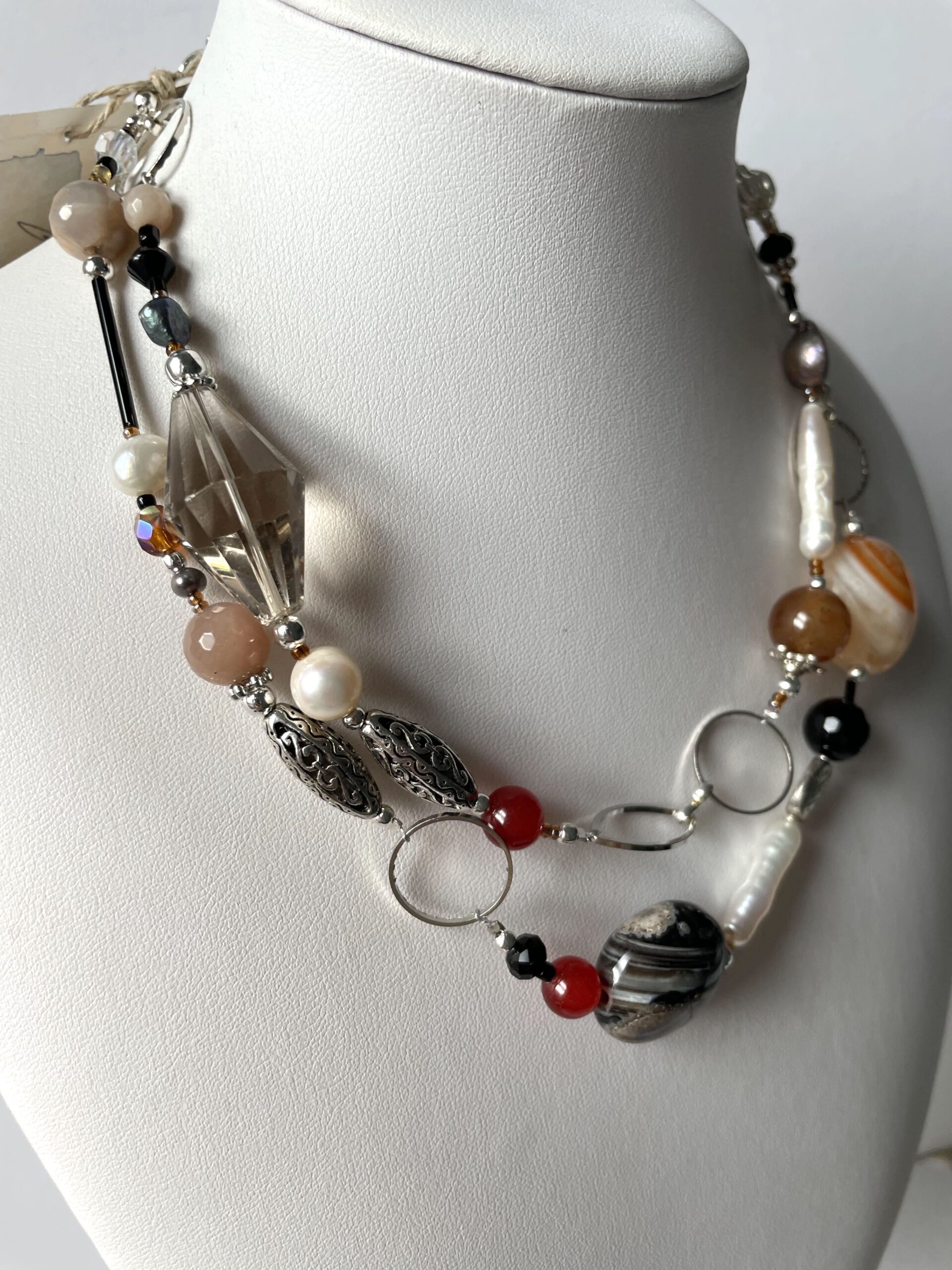 collana lunga in pietre di vari colori perle e catena di nome Bretagna doppia lato sinistro