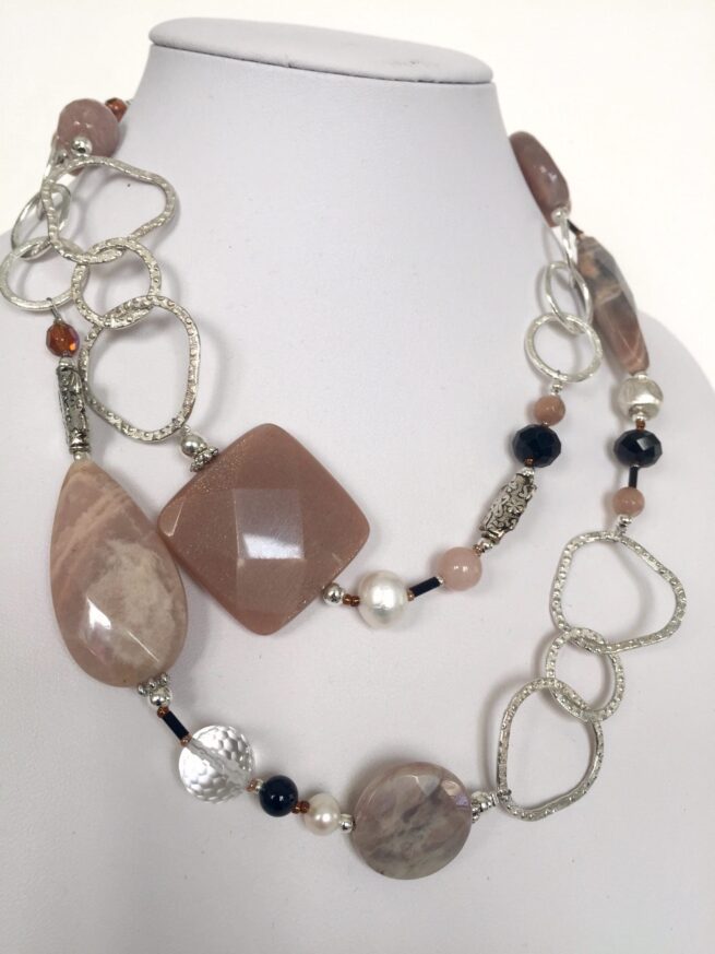 collana marrone lunga pietra luna onice nome Noce moscata busto doppia lato sinistro