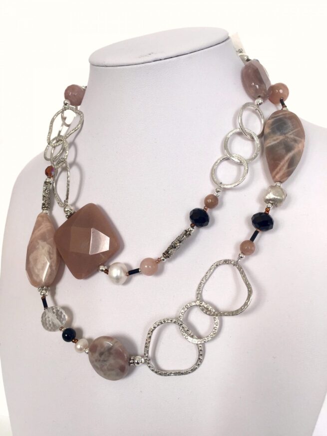 collana marrone lunga pietra luna onice nome Noce moscata busto doppia lato destro