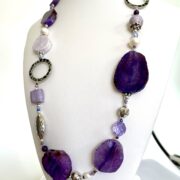 collana viola agata ceramica chiamata Ireos busto lato destro