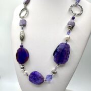 collana viola agata ceramica chiamata Ireos busto lato destro