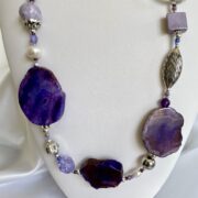 collana viola agata ceramica chiamata Ireos particolare centrale