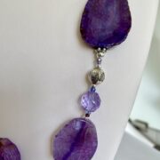 collana viola agata ceramica chiamata Ireos particolare lato destro