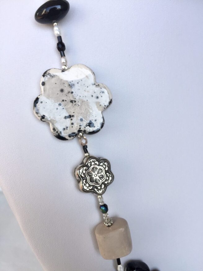 Collana GRAFICA, bianco-nero lunga in ceramica - immagine 5