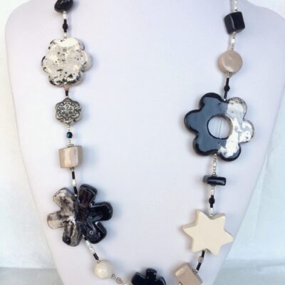 collana bianco-nero fiori ceramica chiamata Grafica busto frontale foto principale