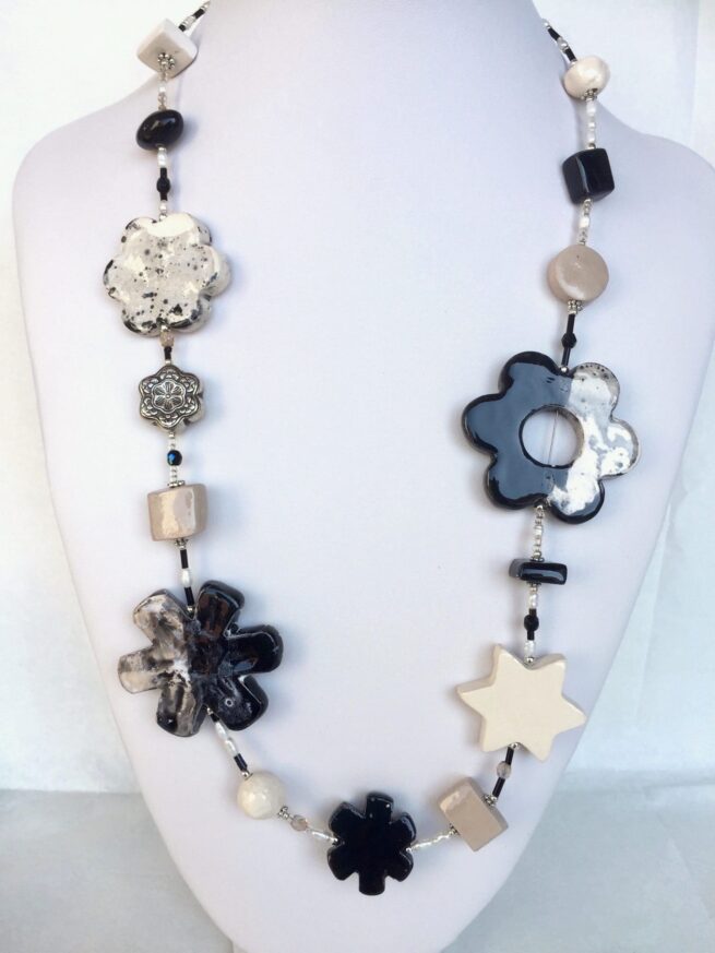 collana bianco-nero fiori ceramica chiamata Grafica busto frontale foto principale