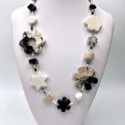 Collana GRAFICA, bianco-nero lunga in ceramica - immagine 2