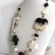 Collana GRAFICA, bianco-nero lunga in ceramica - immagine 3