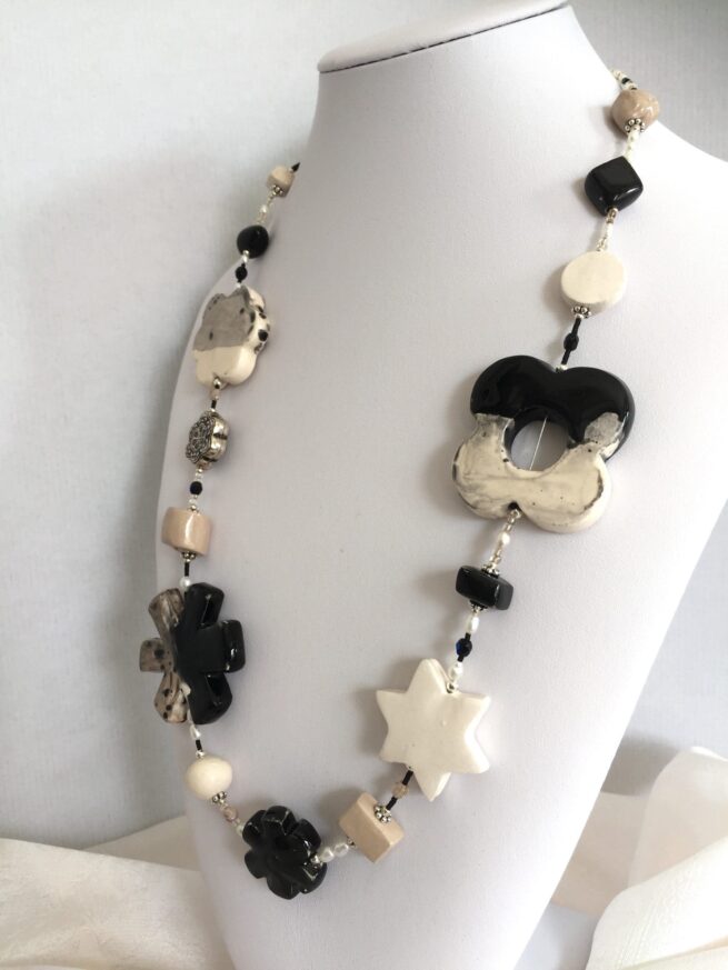 Collana GRAFICA, bianco-nero lunga in ceramica - immagine 3