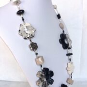 collana bianco-nero fiori ceramica chiamata Grafica busto lato sinistro